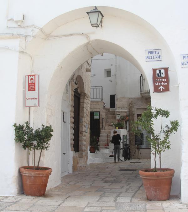 Visita guidata a Cisternino nella Valle d'Itria, la porta piccinna