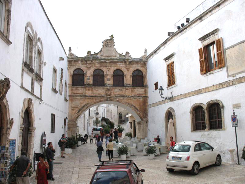 Visita guidata a ostuni arco ponte Scoppa