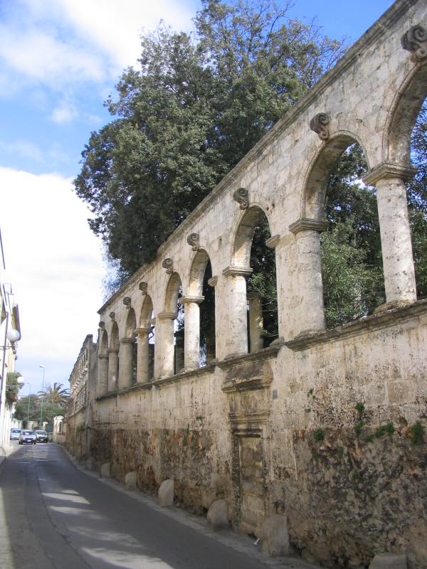 Visita guidata a Casarano, muro di cinta di un antico giardino in via delle Industrie