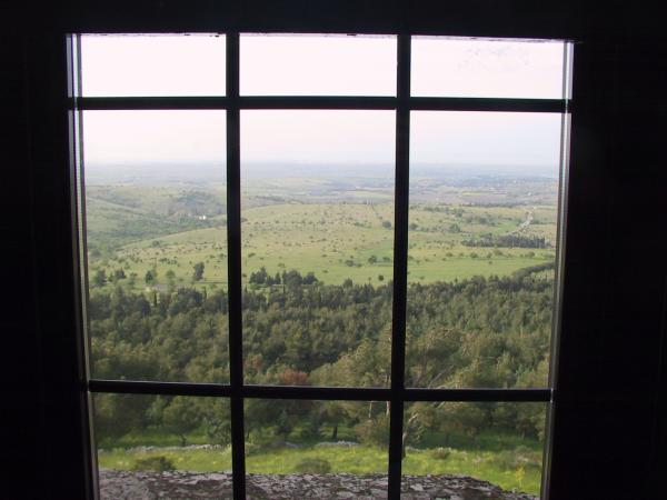 Visita guidata Castel del Monte - Andria, veduta sulla vallata da una finestra del castello