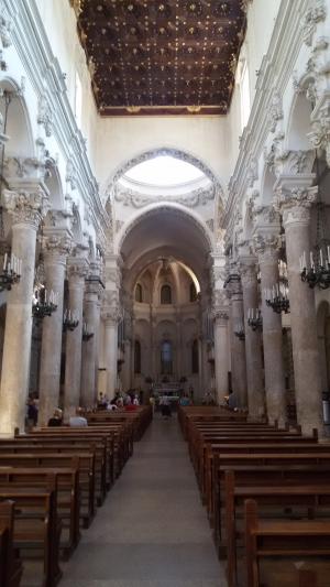 Visita guidata a Lecce interno della basilica di Santa Croce