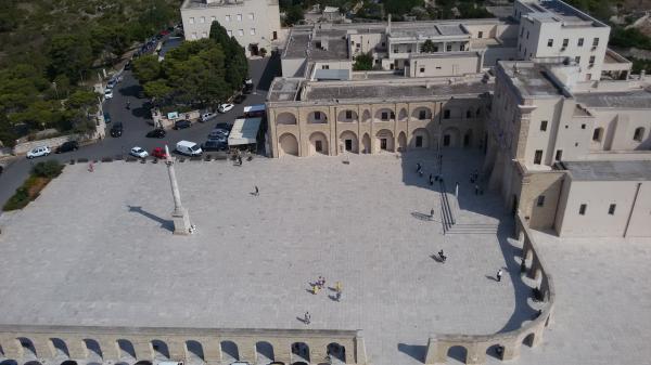 Visita guidata a Santa Maria di Leuca, veduta sulla piazza dal faro