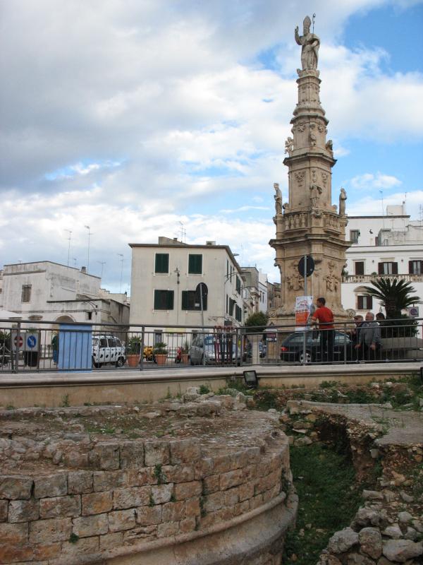 Visita guidata a ostuni, colonna di Sant'Oronzo