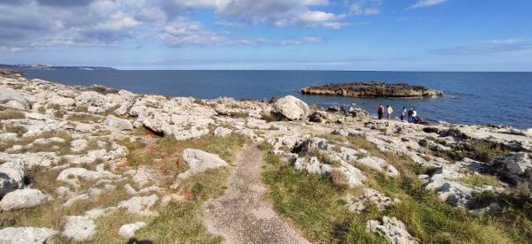 Passeggiata naturalistica dalla Grotta verde a Torre del Sasso