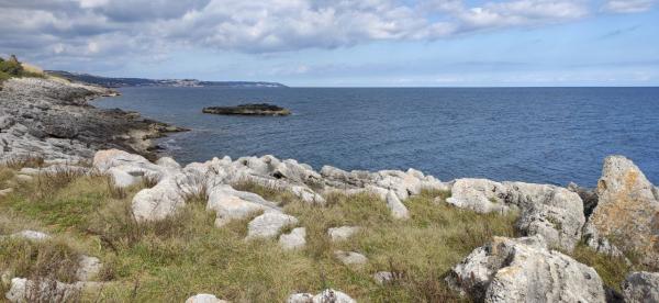 Passeggiata naturalistica dalla Grotta verde a Torre del Sasso