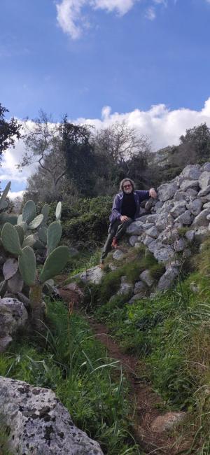 Passeggiata naturalistica dalla Grotta verde a Torre del Sasso