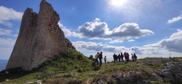 Passeggiata naturalistica dalla Grotta verde a Torre del Sasso