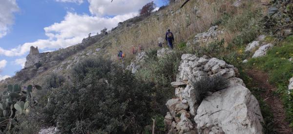 Passeggiata naturalistica dalla Grotta verde a Torre del Sasso