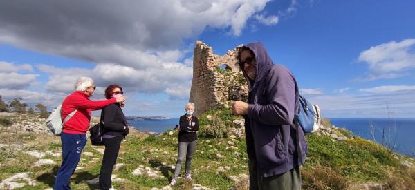 Passeggiata naturalistica dalla Grotta verde a Torre del Sasso