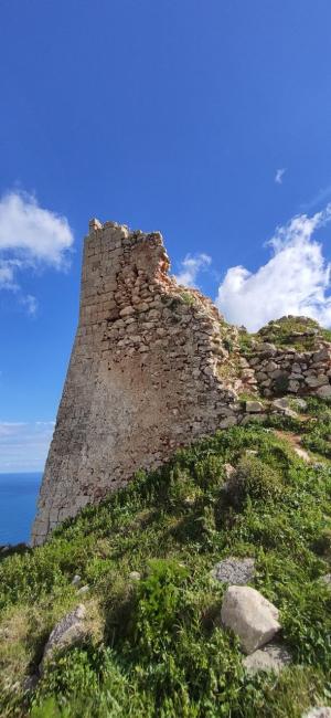 Passeggiata naturalistica dalla Grotta verde a Torre del Sasso