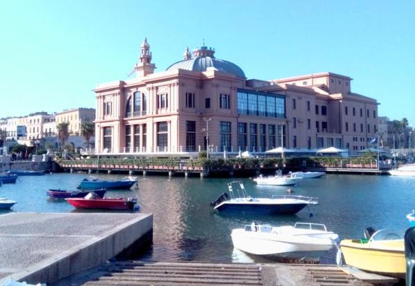 Visita guidata a Bari, teatro Margherita