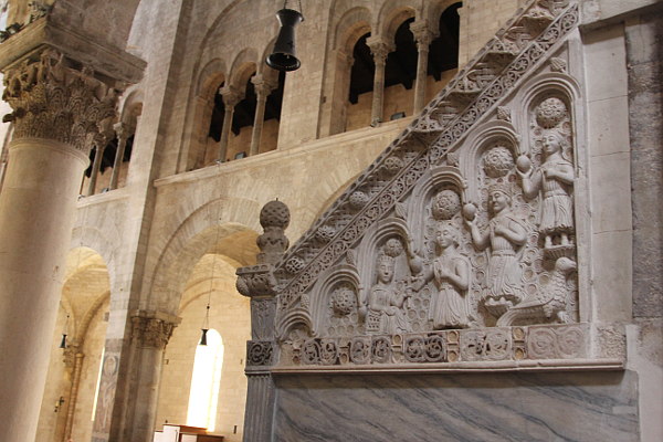 Visite guidate per gruppi e scuole a Bitonto, interno della Cattedrale