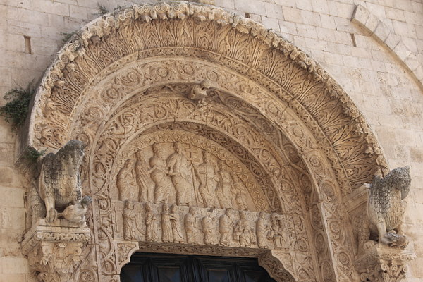 Visite guidate per gruppi e scuole a Bitonto, portale della Cattedrale