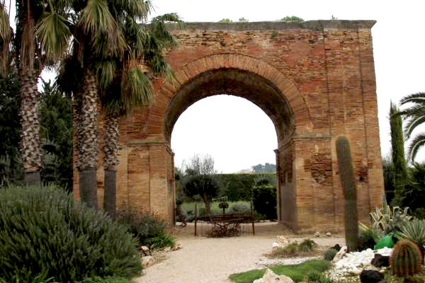 Visite guidate per gruppi e scuole a Canosa, L'arco Traiano