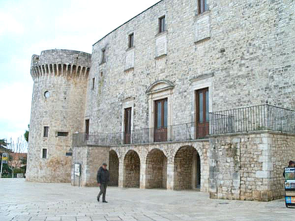 Visita guidata a Conversano, Castello degli Acquaviva