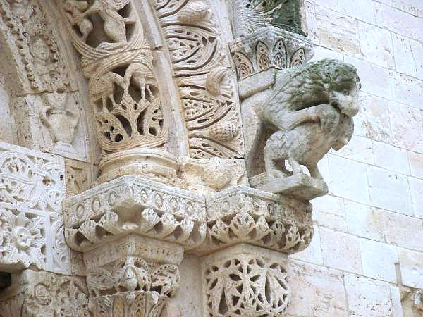 Escursione guidata a Conversano, particolare del portale della cattedrale