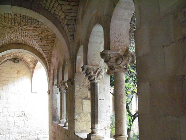 Tour guidato, il chiostro del convento di San Benedetto a Conversano