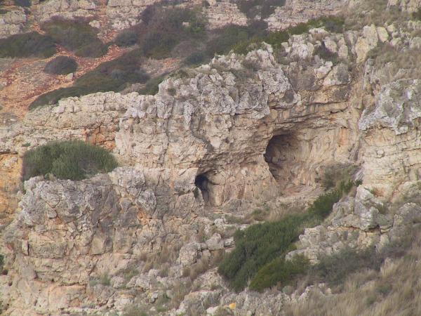 trekking a Porto Selvaggio, le grotte sulla scogliera