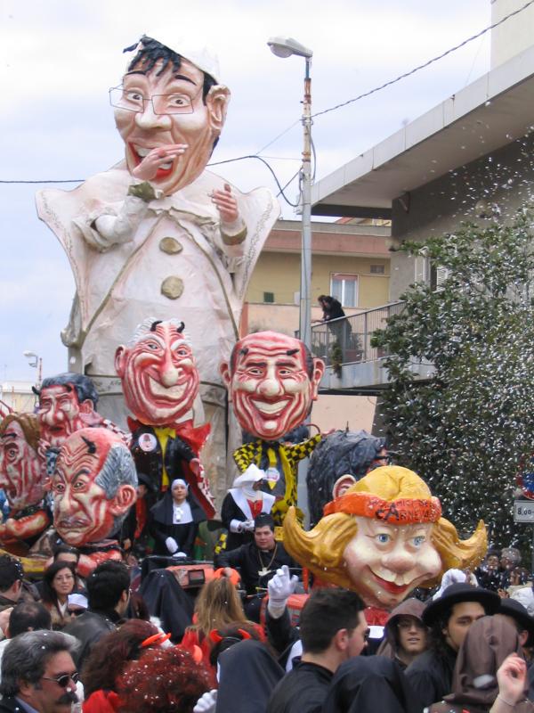 Carri allegorici Carnevale Casarano 2006
