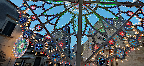 Otranto vista attraverso le luminarie