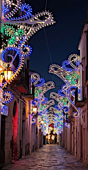 Le luminarie nelle stradine di Scorrano