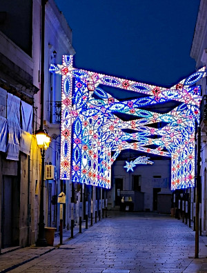 Le luminarie nelle stradine di Scorrano