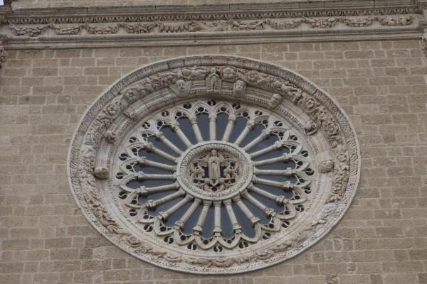 Visite guidate a Gravina in Puglia, il rosone della cattedrale