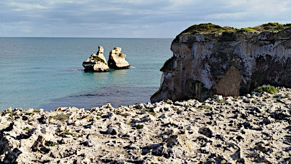 Torre dell'Orso, marina di Melendugno: i faraglioni delle Due Sorelle visti dal Belvedere