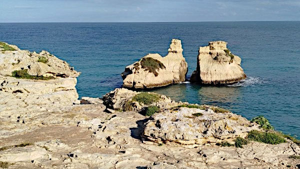 Torre dell'Orso, marina di Melendugno: i faraglioni delle Due Sorelle